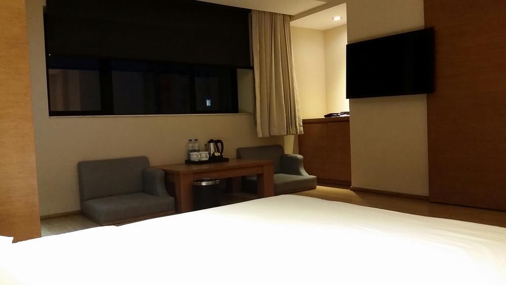 Ji Hotel Wuhan Guanggu Plaza Luaran gambar